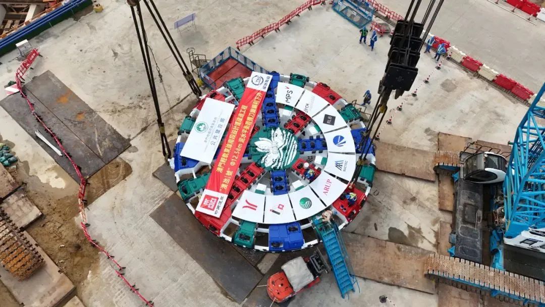 蓄势待发| 澳门轻轨东线南段设计连建造工程盾构机刀盘顺利吊装下井